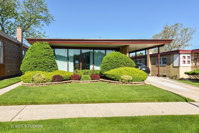 Property Photo:  9048 Bennett Avenue  IL 60617 