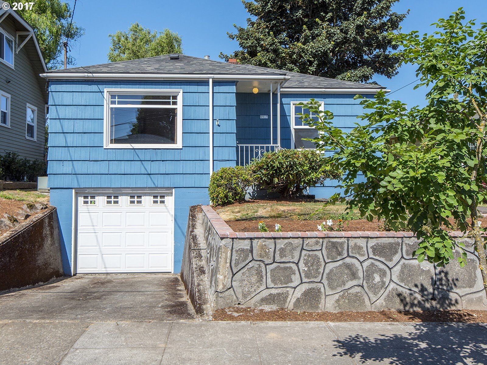 Property Photo:  8919 N Wall Ave  OR 97203 