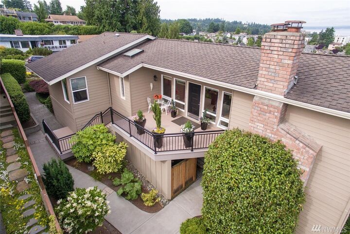 Property Photo:  715 Alder St  WA 98020 