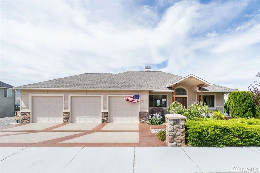 Property Photo: 822 Briarwood Dr WA 98802