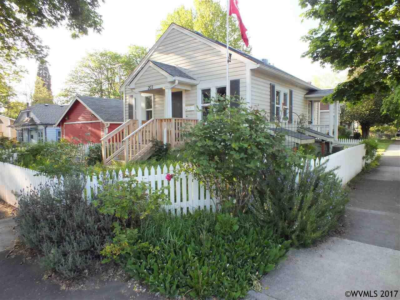 Property Photo: 203 NW Polk Av OR 97330