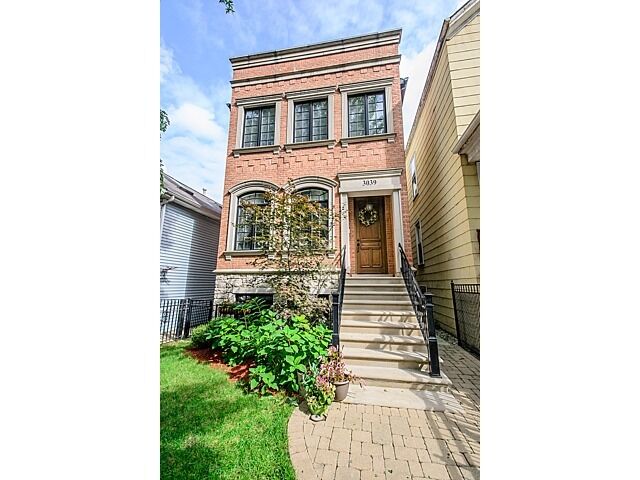 Property Photo: 3039 N Hamilton Avenue IL 60618