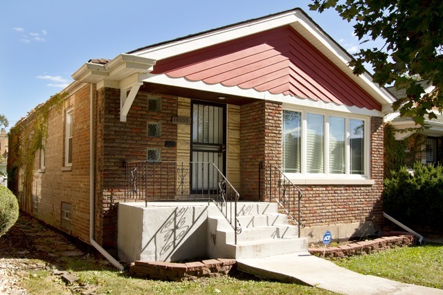 Property Photo:  10555 S Eberhart Avenue  IL 60628 