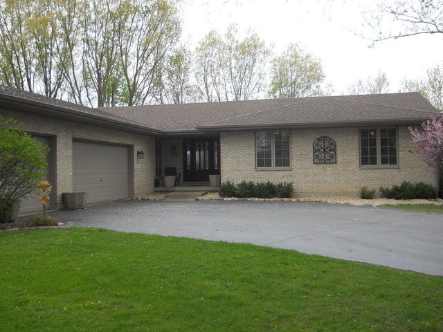 Property Photo:  530 Towne Court  IL 60136 