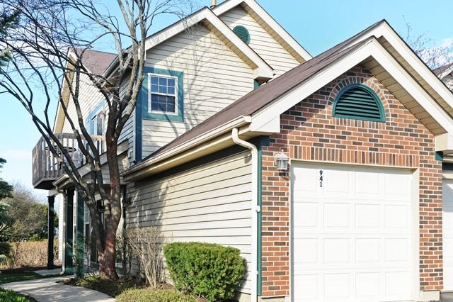 Property Photo:  941 Ridgefield Lane  IL 60090 