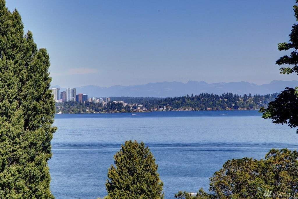 Property Photo: 429 Randolph Ave WA 98122