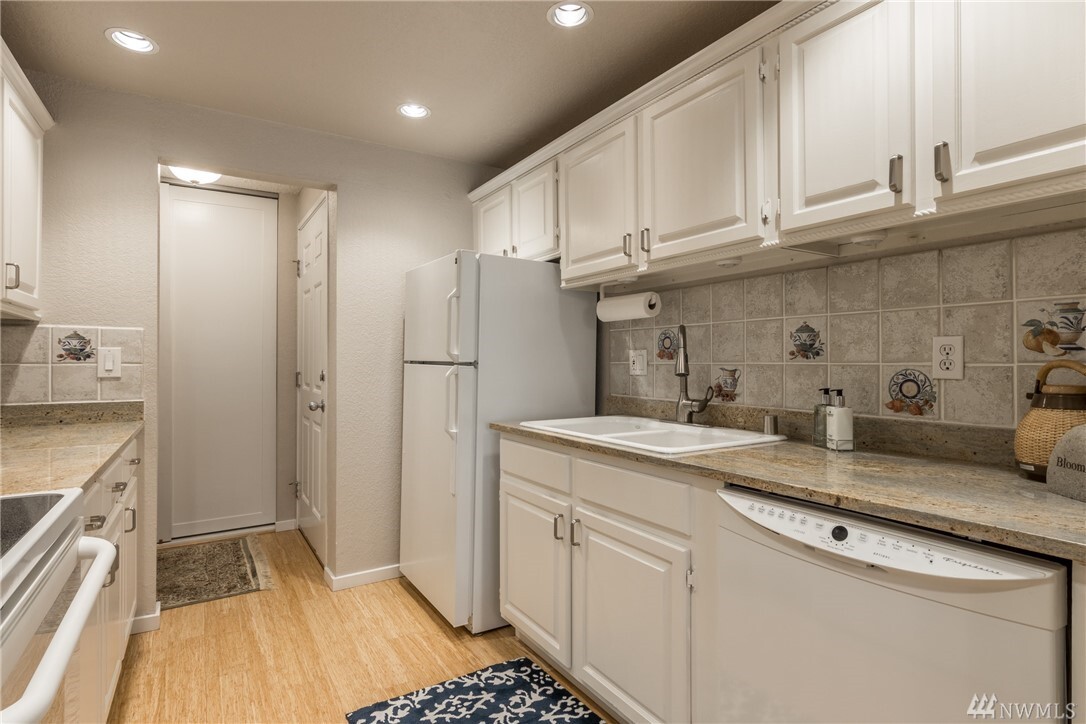 Property Photo: 8414 240th St SW B-104 WA 98026