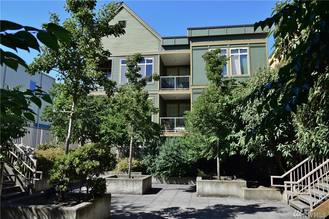 Property Photo: 910 Gladstone St 108 WA 98229