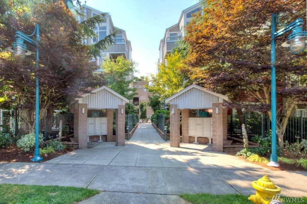 Property Photo:  521 7th Ave 204  WA 98033 