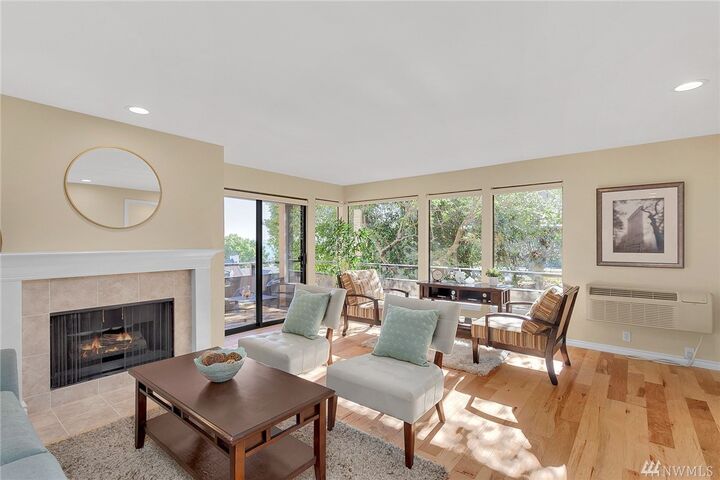 Property Photo:  1001 2nd Ave W 204  WA 98119 