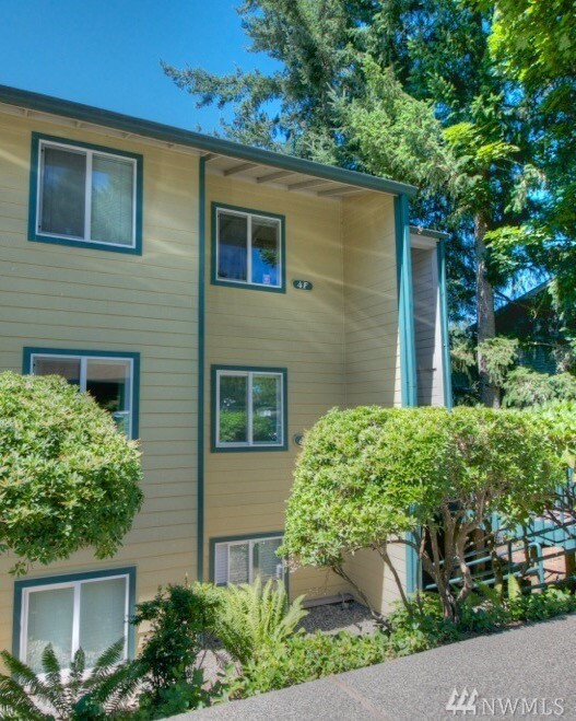 Property Photo: 303 Kenyon St NW 4F WA 98502