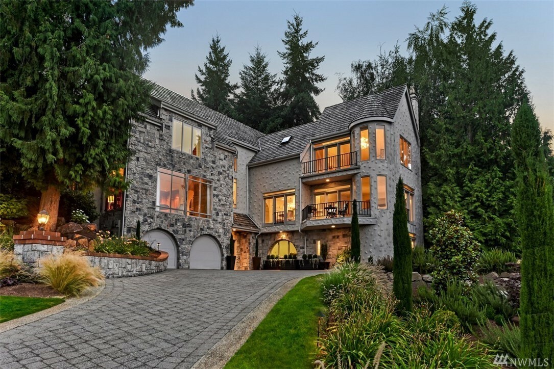 Property Photo:  8483 NE Woodland Cove Dr  WA 98034 