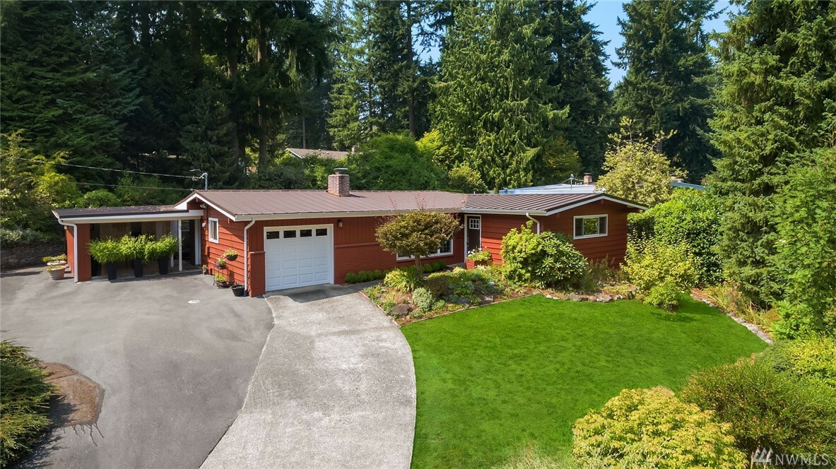 Property Photo:  525 Mt. Hood Dr SW  WA 98027 