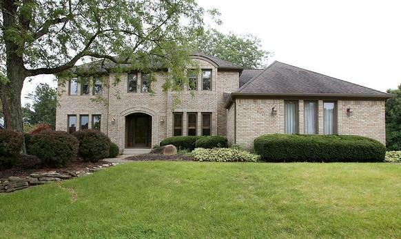 Property Photo: 827 Cherryfield Avenue OH 43235