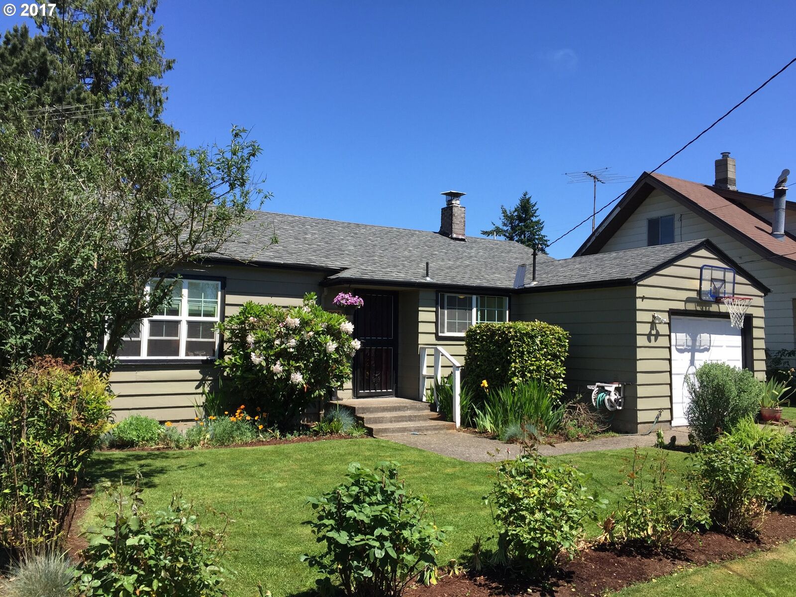 Property Photo: 9035 SE Pine St OR 97216