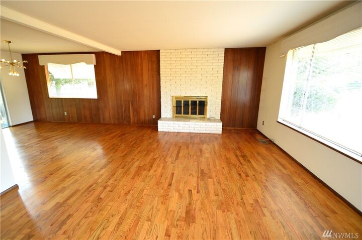 Property Photo: 504 Riverview Dr NE WA 98002