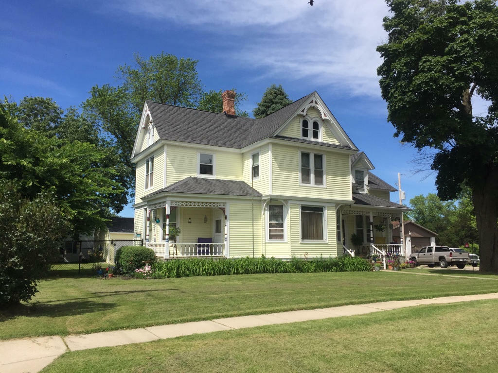 Property Photo:  518 Bond St  WI 53128 