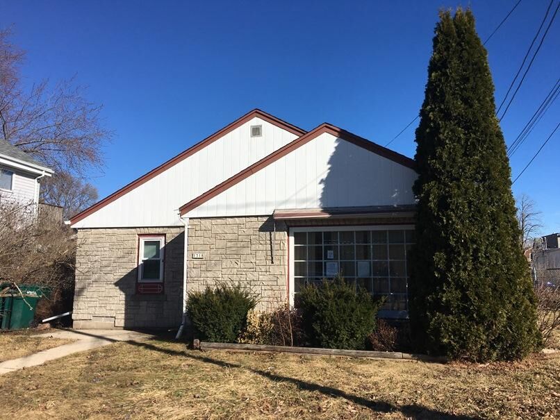 Property Photo: 1318 Riverview Dr WI 53040