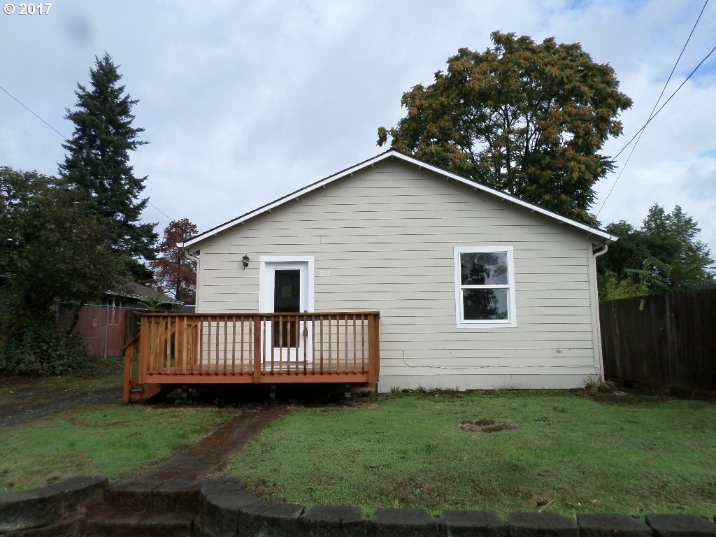 Property Photo: 7115 SE Sherrett St OR 97206