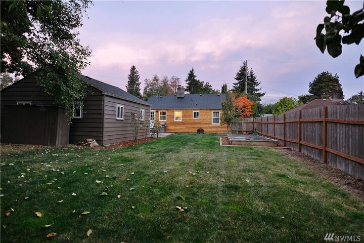 Property Photo: 12856 7th Ave S WA 98168
