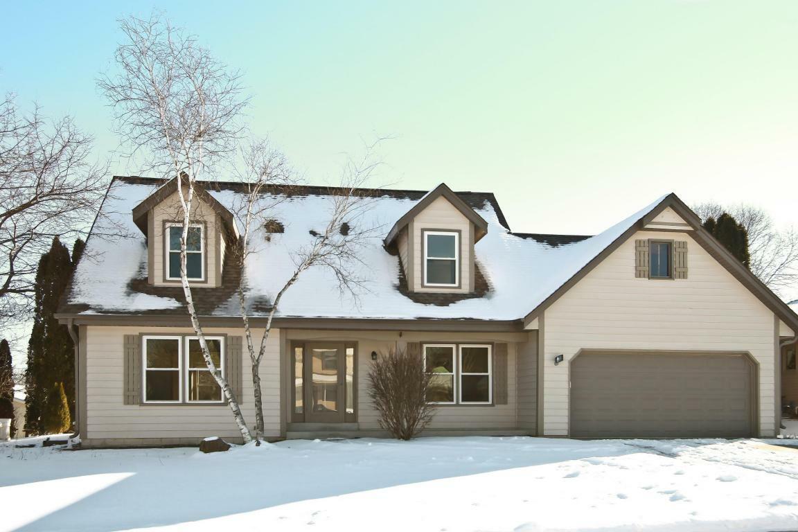 Property Photo:  1007 Cottonwood Ct  WI 53095 