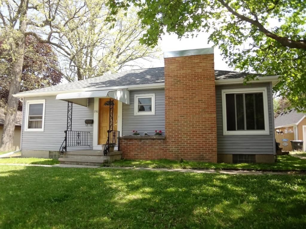 Property Photo:  216 Oak St  WI 53050 