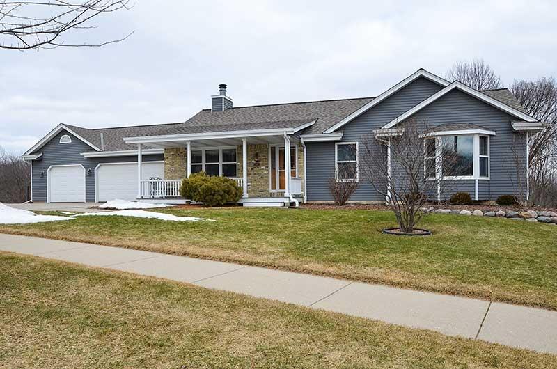 Property Photo: 1417 Villa Park Ct WI 53090-8459