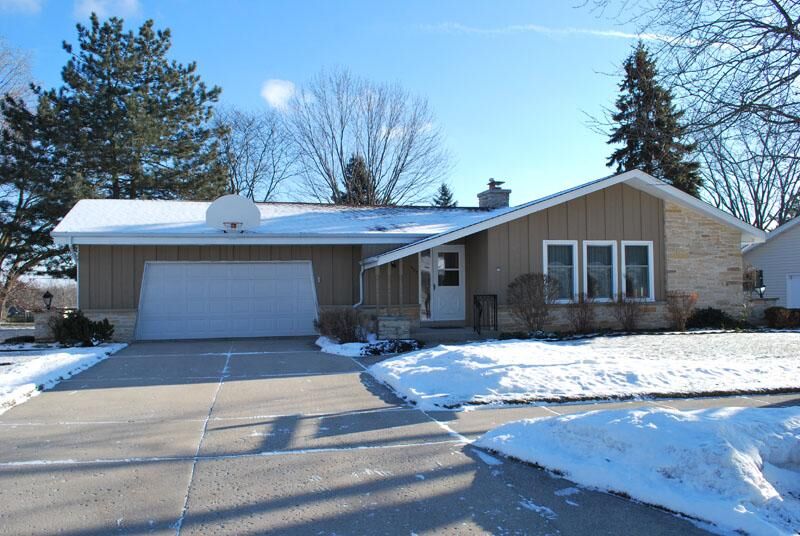 Property Photo: 907 Decker Dr WI 53090-2342