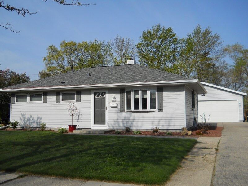 Property Photo:  622 Pleasant Dr  WI 53095-4144 