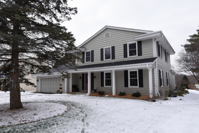 Property Photo:  10329 N Fontainbleau Ct  WI 53092-5212 