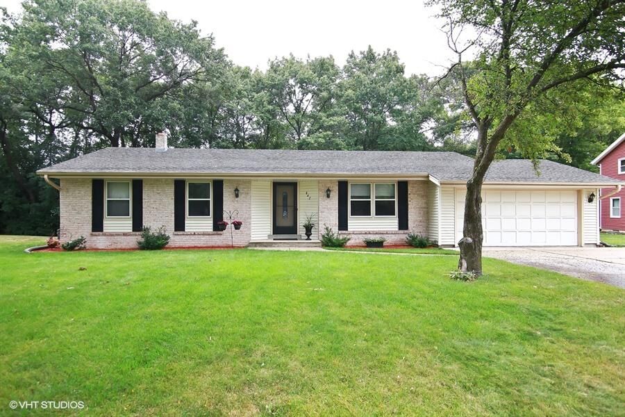 Property Photo:  842 Buckingham Cir  WI 53029 