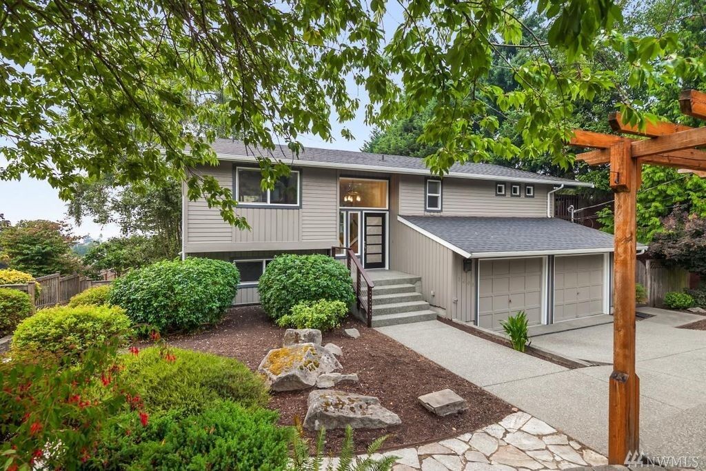 Property Photo: 1601 1st St WA 98033