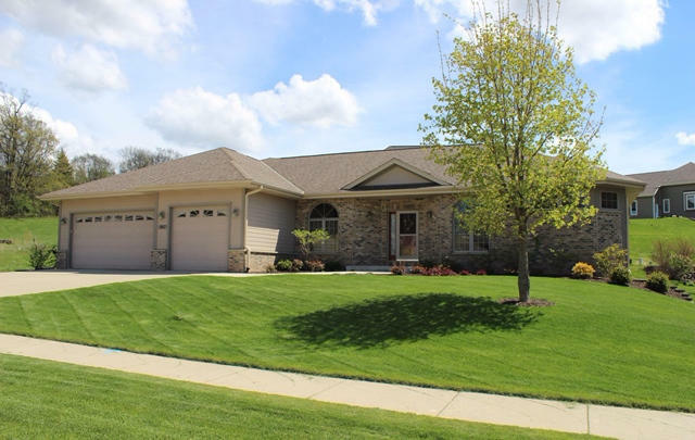 Property Photo: 1411 Hawthorn Dr WI 53095-4679