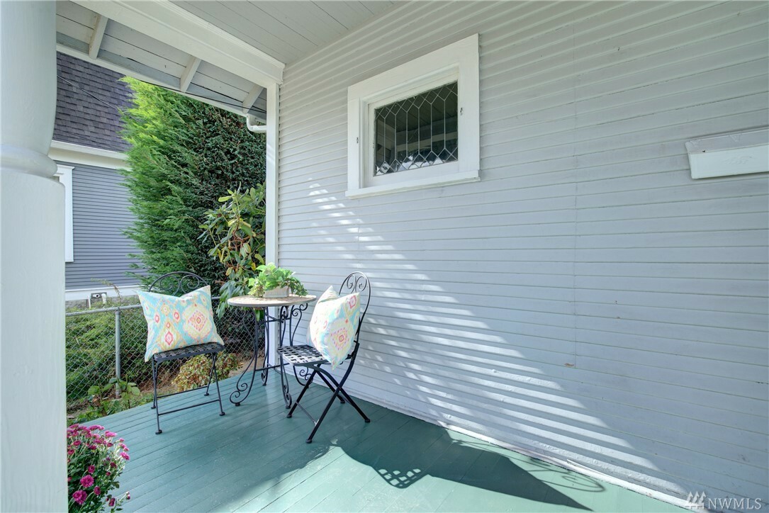 Property Photo:  339 Meadow Ave N  WA 98057 