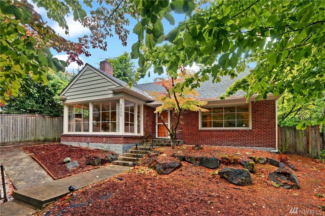Property Photo: 3303 E Madison St WA 98112