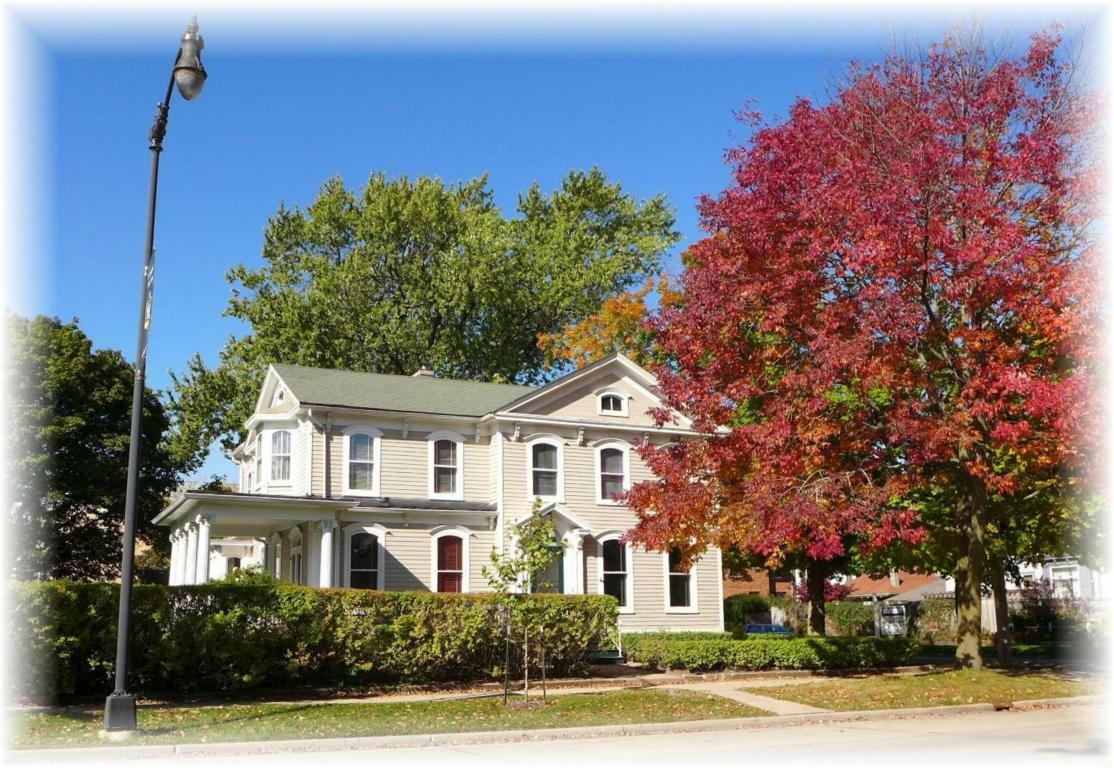 Property Photo: 1302 S Main St WI 53403