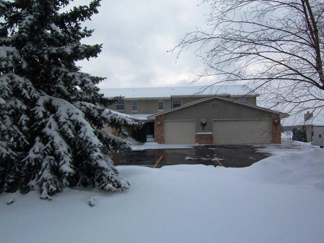 Property Photo:  1015 Woodview Ct 3  WI 53086-9386 