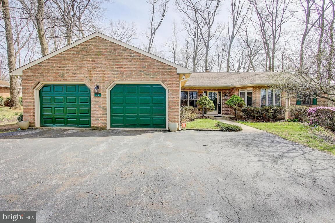 Property Photo:  17 Oak Lane  PA 17566 