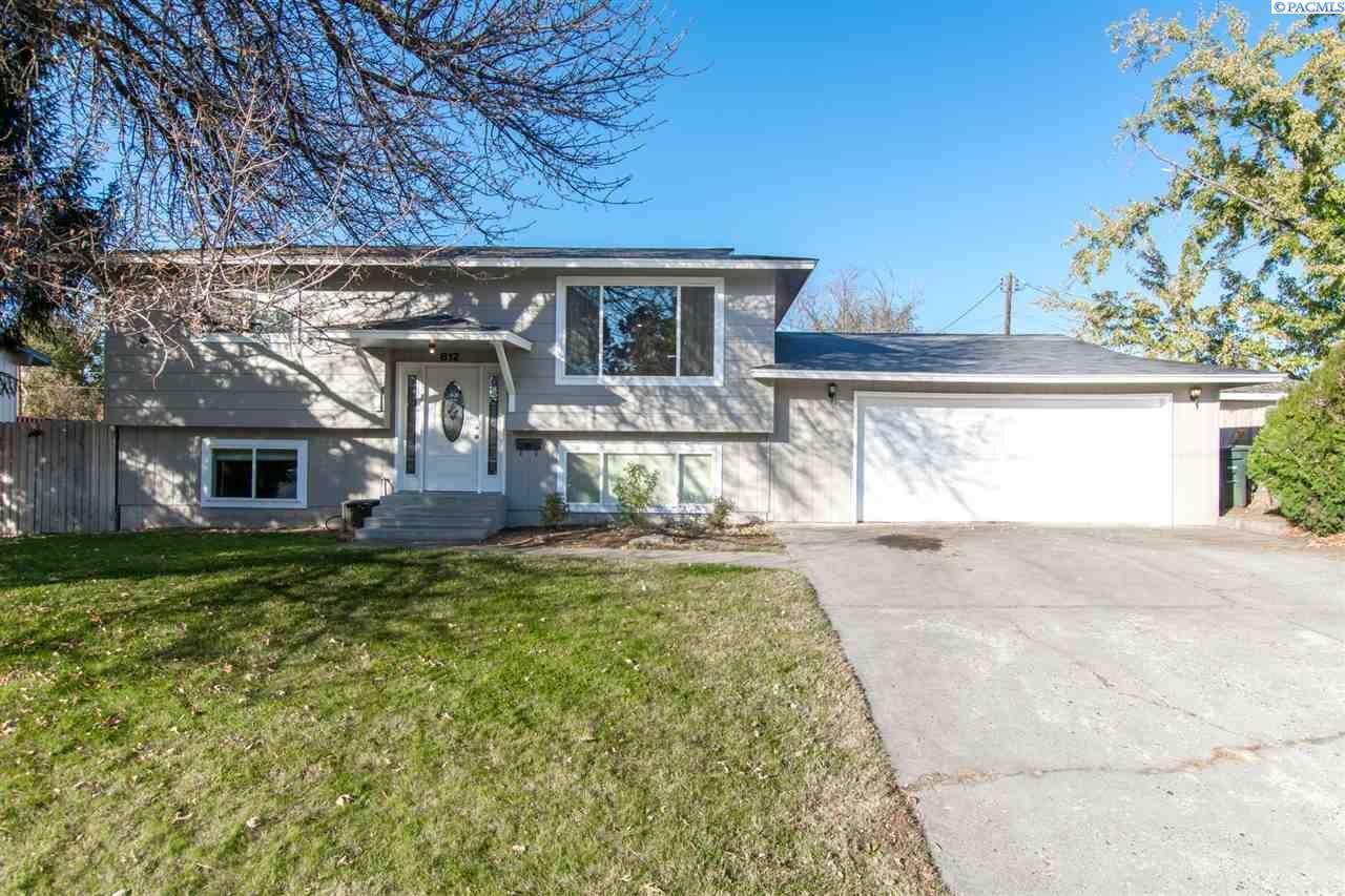 Property Photo:  812 Abbot St  WA 99352 