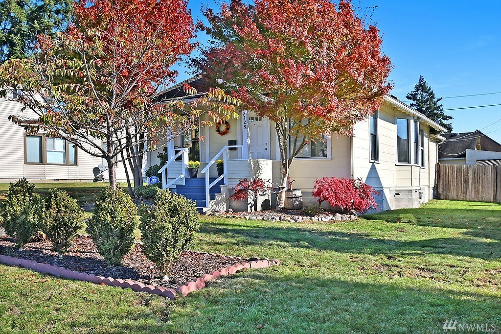 Property Photo: 2425 State St WA 98201