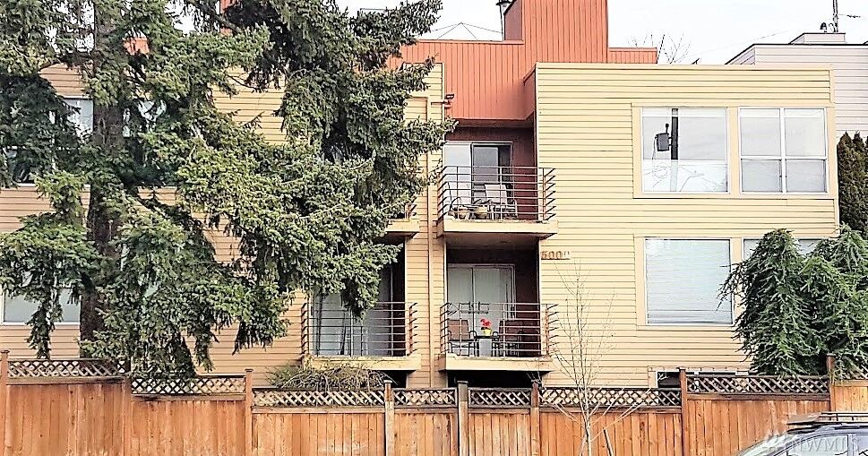 Property Photo:  5000 Fauntleroy Wy SW 202  WA 98136 