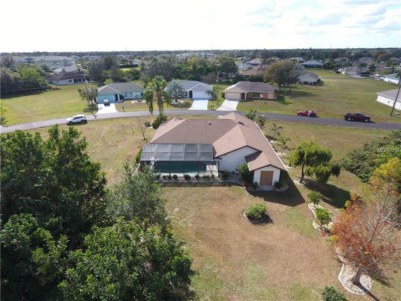 Property Photo:  442 Londrina Drive  FL 33983 