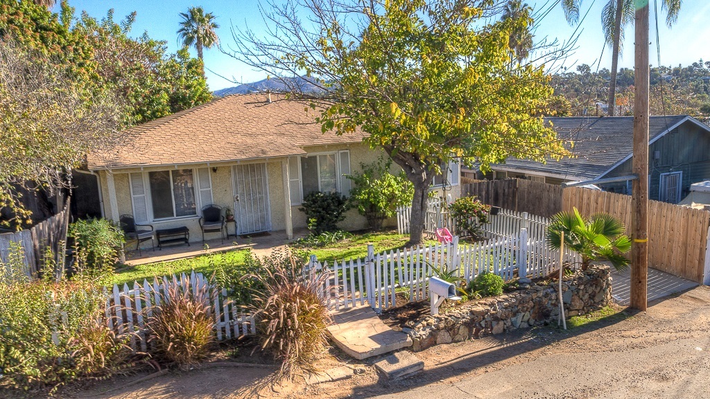 Property Photo: 210 Goetting Way CA 92083