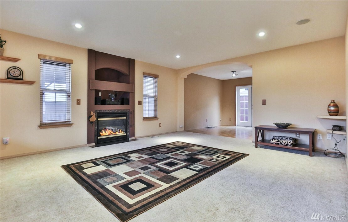 Property Photo: 15511 Daffodil St Ct E WA 98390