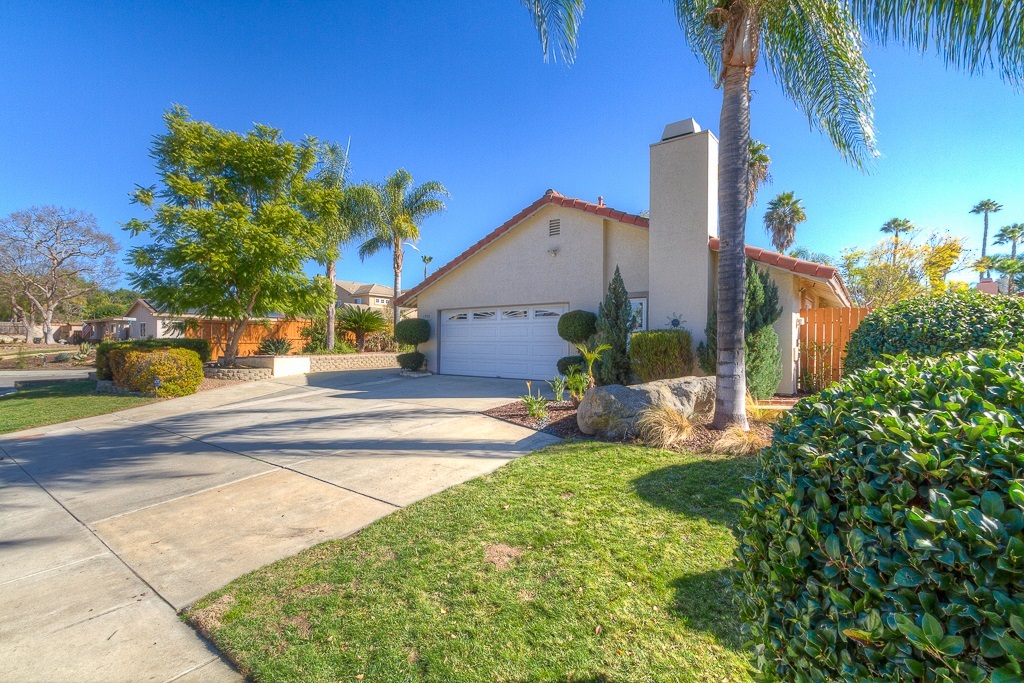 Property Photo: 1556 S S Hale Ave CA 92029