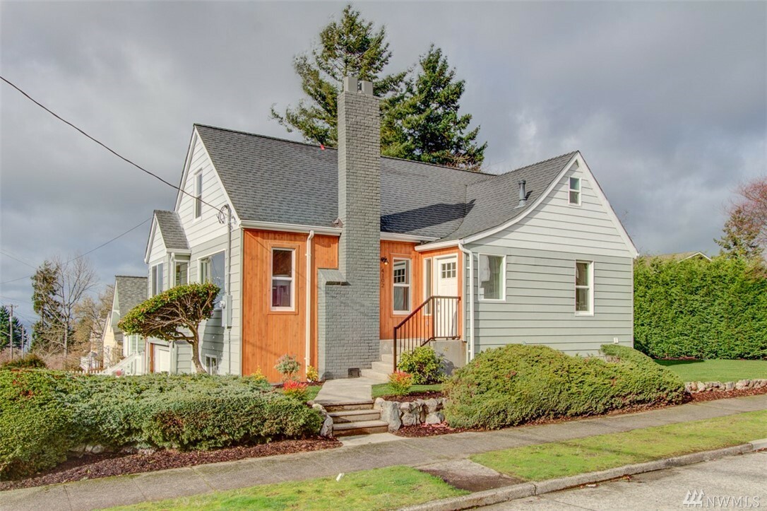 Property Photo:  4102 SW Kenyon St  WA 98136 