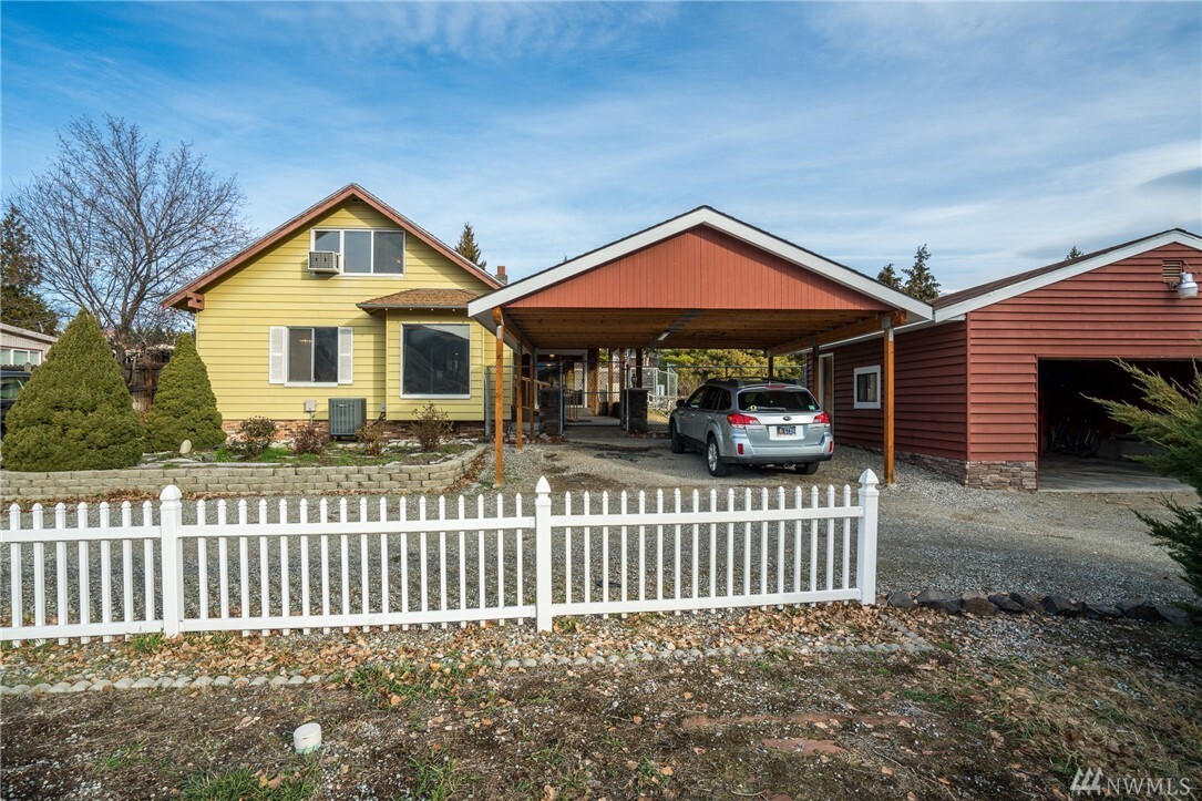 Property Photo:  1609 SE 8th St SE  WA 98802 