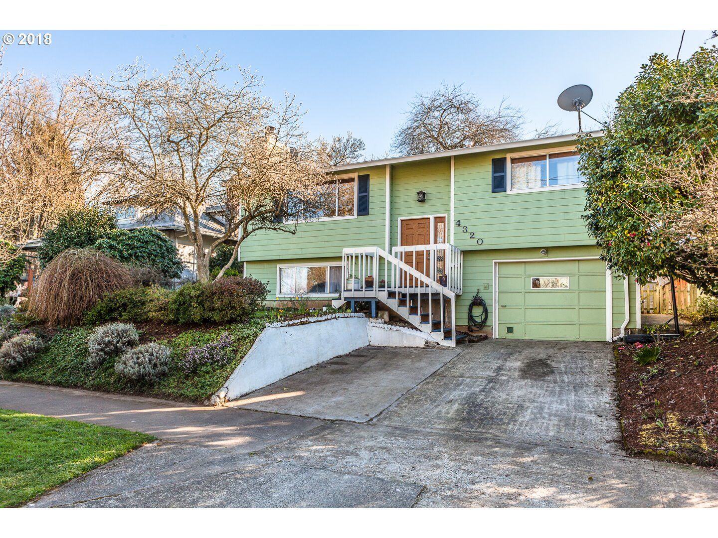 Property Photo:  4320 SE Reedway St  OR 97206 