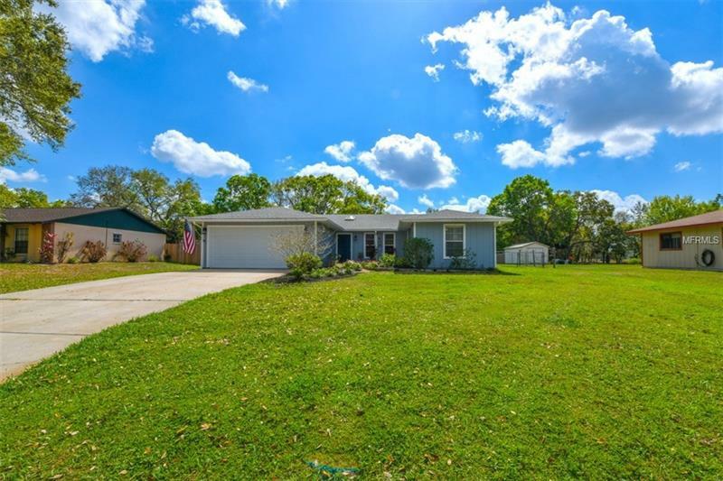 Property Photo: 8103 Woodlawn Circle S FL 34221