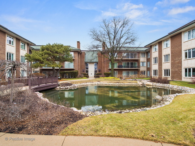 Property Photo:  4 Oak Brook Club Drive G204  IL 60523 